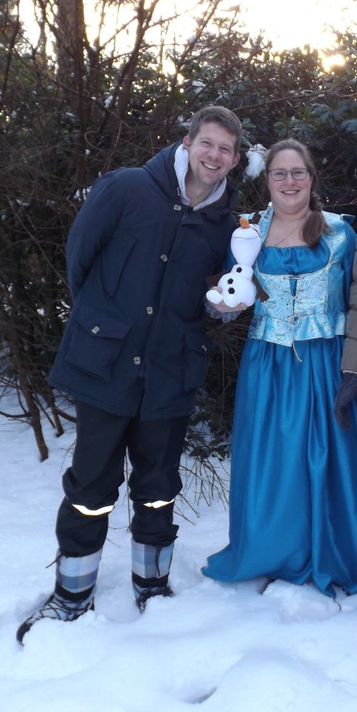 Man en vrouw. Vrouw verkleed als ijskoningin.