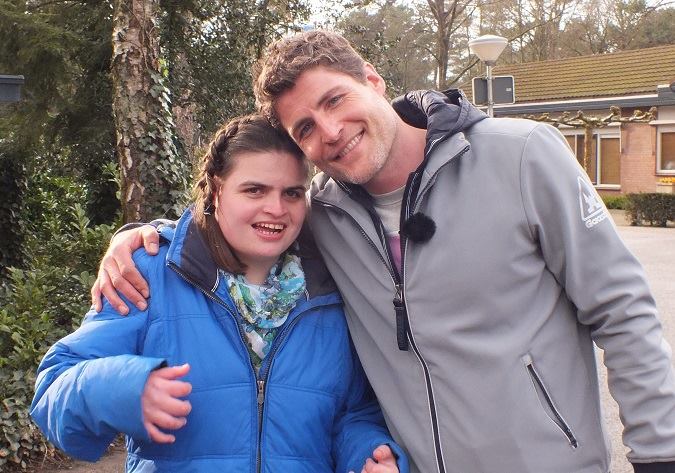 Man en vrouw schouder aan schouder.