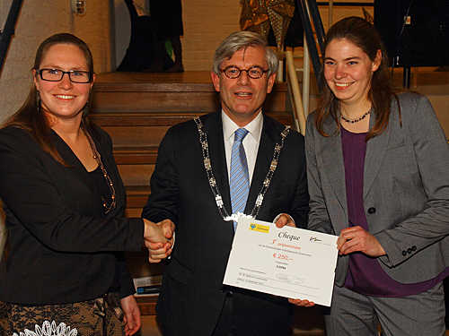 Burgermeester met 2 dames en een gewonnen prijs.