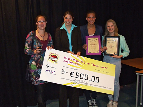 4 dames met een gewonnen maatschappelijke stage award.