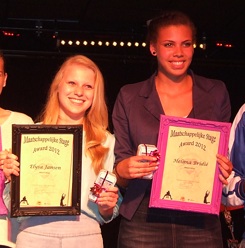 2 dames met een maatschappelijke stage-award.