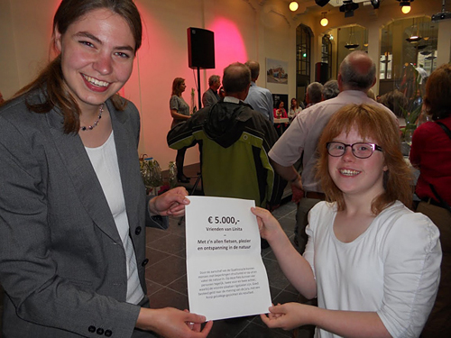 2 dames houden de gewonnen Lenteprijs vast.